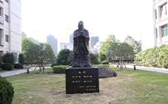 文化標(biāo)識(shí)：校名題寫(xiě) / 校徽設(shè)計(jì)