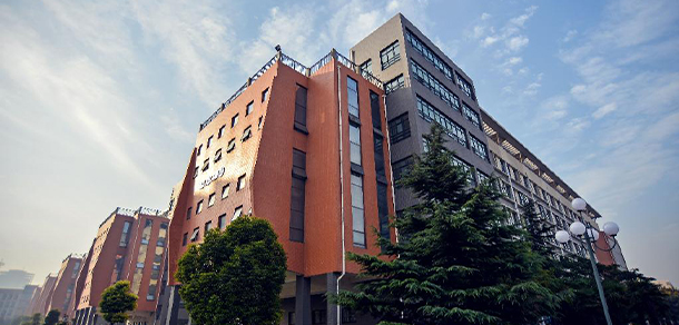 河南經(jīng)貿(mào)職業(yè)學院 - 最美大學