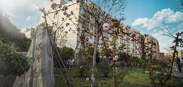 河南經(jīng)貿(mào)職業(yè)學院 - 最美大學