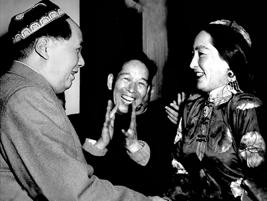 毛澤東主席接見時(shí)任校長(zhǎng)康巴爾汗·艾買提