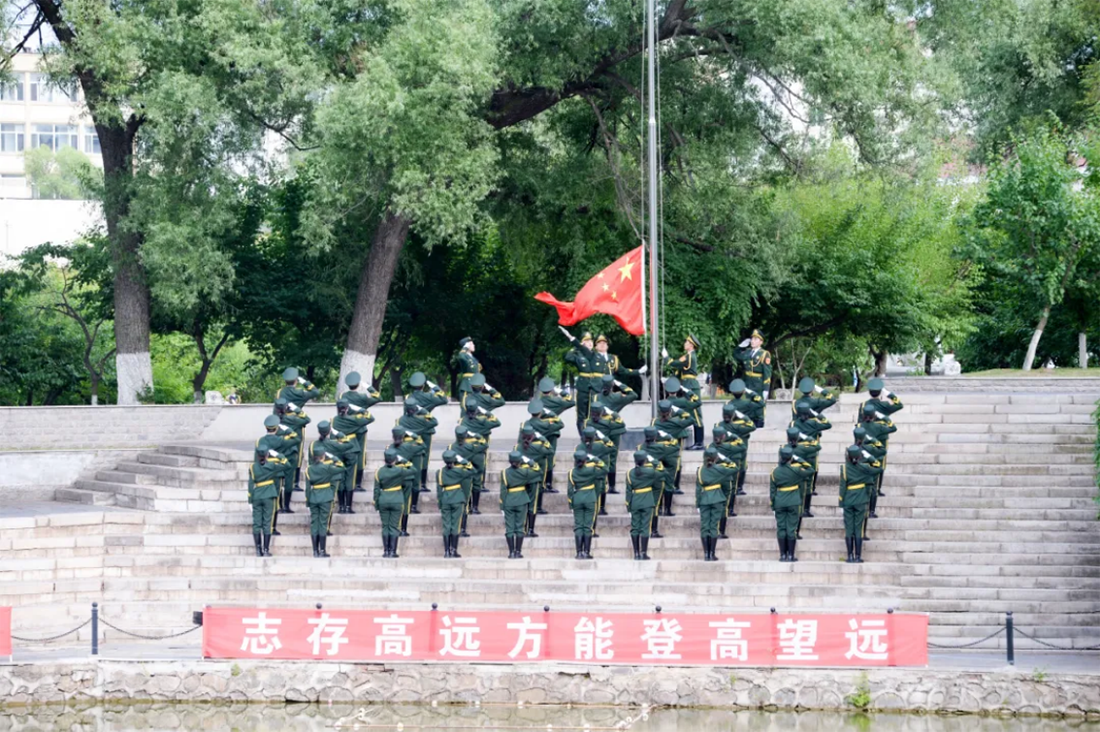 再見，小何