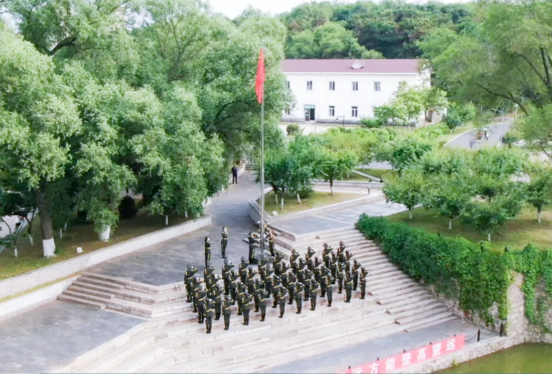 再見，小何