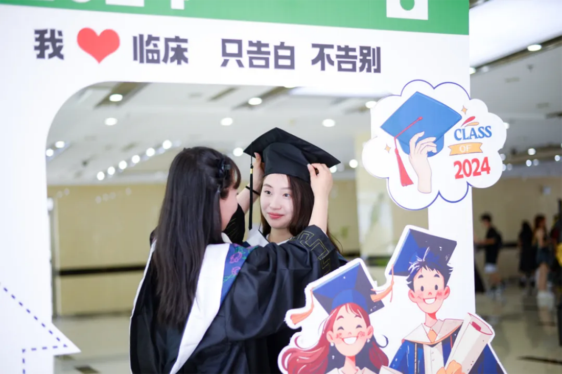 再見，小何