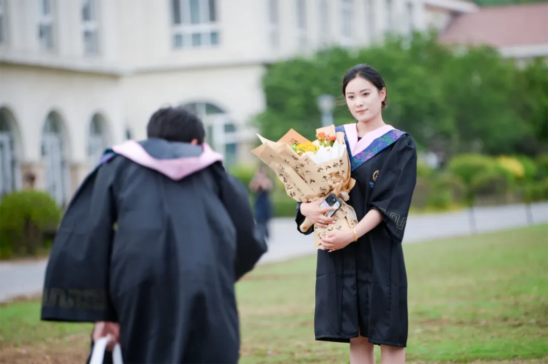 再見，小何