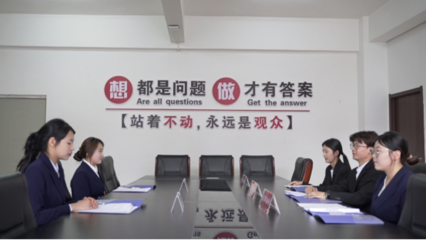 學(xué)生進(jìn)行會(huì)議管理訓(xùn)練