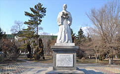 文化標(biāo)識(shí)：校名題寫 / ?；赵O(shè)計(jì)
